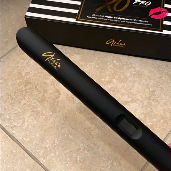 Aria beauty XO Pro digital straightener - Picture 2 of 4